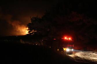 epa10808471 A wildfire that broke out in the area of Loutra, rages near the city of Alexandroupolis, Thrace, northern Greece, 19 August 2023. The wildfire that broke out early on 19 August in a forest in the area Melia of Alexandroupolis has spread rapidly due to the strong winds blowing in the area and is raging uncontrolled. Eight villages have been evacuated. The Fire Brigade said that there is a report of burned houses in the vilages Aetohori and Pefka where the fire front passed earlier in the day.  EPA/ALEXANDROS BELTES