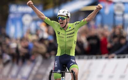 epa11632414 Tadej Pogacar of Slovenia celebrates winning the Men Elite Road Race at the 2024 UCI Road and Para-cycling Road World Championships in Zurich, Switzerland, 29 September 2024.  EPA/TIL BUERGY