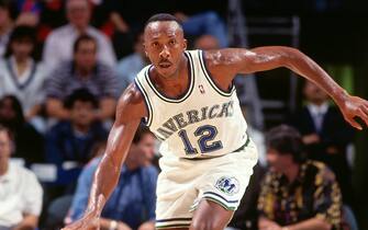 ATLANTA - 1994: Derek Harper #12 of the Dallas Mavericks dribbles against the Atlanta Hawks circa 1994 at the Omni in Atlanta, Georgia. NOTE TO USER: User expressly acknowledges and agrees that, by downloading and or using this photograph, User is consenting to the terms and conditions of the Getty Images License Agreement. Mandatory Copyright Notice: Copyright 1994 NBAE (Photo by Scott Cunningham/NBAE via Getty Images)