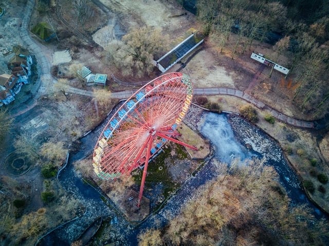 Lo-Spreepark-di-Berlino-ripreso-da-un-drone.-Photo-by-Jaromír-Kavan-on-Unsplash-2.jpg