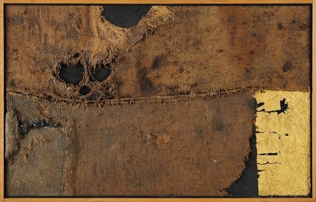 Alberto_Burri_Sacco_ST_11_1954._Sacco_olio_oro_vinavil_su_cellotex_64_5x100.5_cm_Città_di_Castello_Fondazione_Palazzo_Albizzini_Collezione_Burri._Photo_A._Sarteanesi.jpg