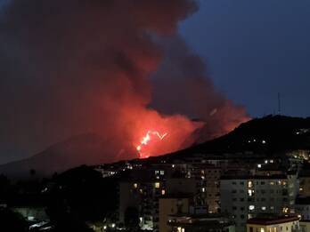 Incendio sulla collina dei Camaldoli a Napoli. VIDEO