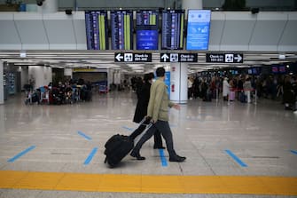 ROME, ITALY - NOVEMBER 11: Passengers depart and arrive at Fiumicino Airport in Rome, Italy on November 11, 2021. Italy's air traffic, which came to a standstill due to measures such as the closure of the borders and travel ban taken to stem coronavirus (Covid-19) pandemic, signals a return to pre-pandemic era with the recovery of Italy's economy. (Photo by Baris Seckin/Anadolu Agency via Getty Images)