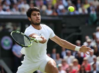 epa10749570 Carlos Alcaraz of Spain in action during the Men's Singles final match against Novak Djokovic of Serbia at the Wimbledon Championships, Wimbledon, Britain, 16 July 2023.  EPA/NEIL HALL   EDITORIAL USE ONLY