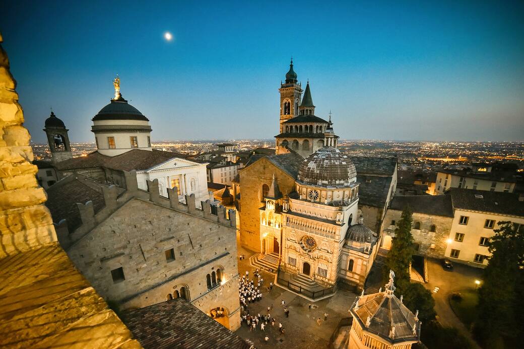 Bergamo_Piazza_Duomo_by_night_ph._Fabio_Toschi.jpg
