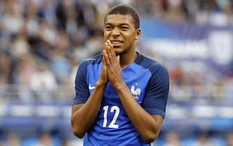 epa06026749 Kylian Mbappe of France reacts after he missed to score during the friendly soccer match between France and England at the Stade de France in Paris, France, 13 June 2017.  EPA/ETIENNE LAURENT