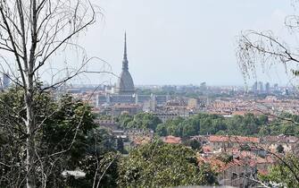 Vista della città di Torino dalla casa che dovrebbe aver acquistato Cristiano Ronaldo in Via Alberto Picco 34 sulla collina di Torino presidiata da telecontrol, 30 luglio 2018 ANSA/ ALESSANDRO DI MARCO