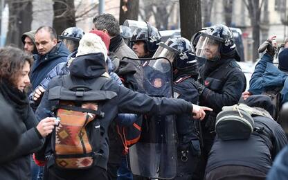 Torino, Asilo occupato: scontri tra manifestanti e polizia, 3 arresti