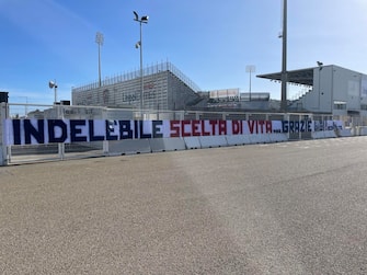Lo striscione esposto dagli sconvolts allo stadio Unipol Domus, Cagliari, 24 Gennaio 2024. ANSA/FABIO MURRU