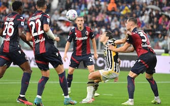 Juventus'Federico Chiesa and Bologna's Stamn Beukema in action during the italian Serie A soccer match Juventus FC vs Bologna FC at the Allianz Stadium in Turin, Italy, 27 August 2023 ANSA/ALESSANDRO DI MARCO
