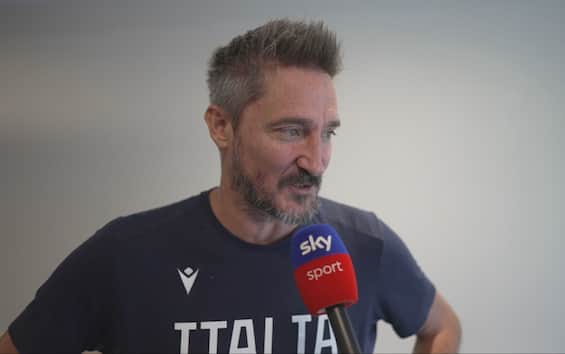 https://static.sky.it/editorialimages/f0d5296dbda4d8cd8de91b0bee7d32ec334e59d4/skysport/it/basket/video/2025/09/06/europei-basket-pozzecco-doncic-intervista-1034144/pozzecco_intv_sky.jpg?im=Resize,width=565