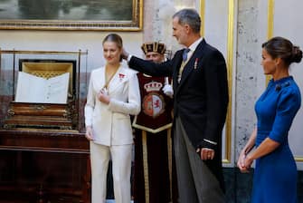 epa10950407 Spanish King Felipe VI (2R) and Queen Letizia (R) look on as Crown Princess Leonor (L) receives the medals from the Lower House and the Senate following the ceremony in which she swore allegiance to the Spanish Constitution at the Spanish Lower House, in Madrid, Spain, 31 October 2023. Princess Leonor swore an oath of loyalty to the Spanish Constitution on her 18th birthday. Upon reaching the age of majority and taking the oath before parliament, the Princess could exercise the royal function automatically and immediately if her father were to be disqualified under any circumstance.  EPA/BALLESTEROS / POOL
