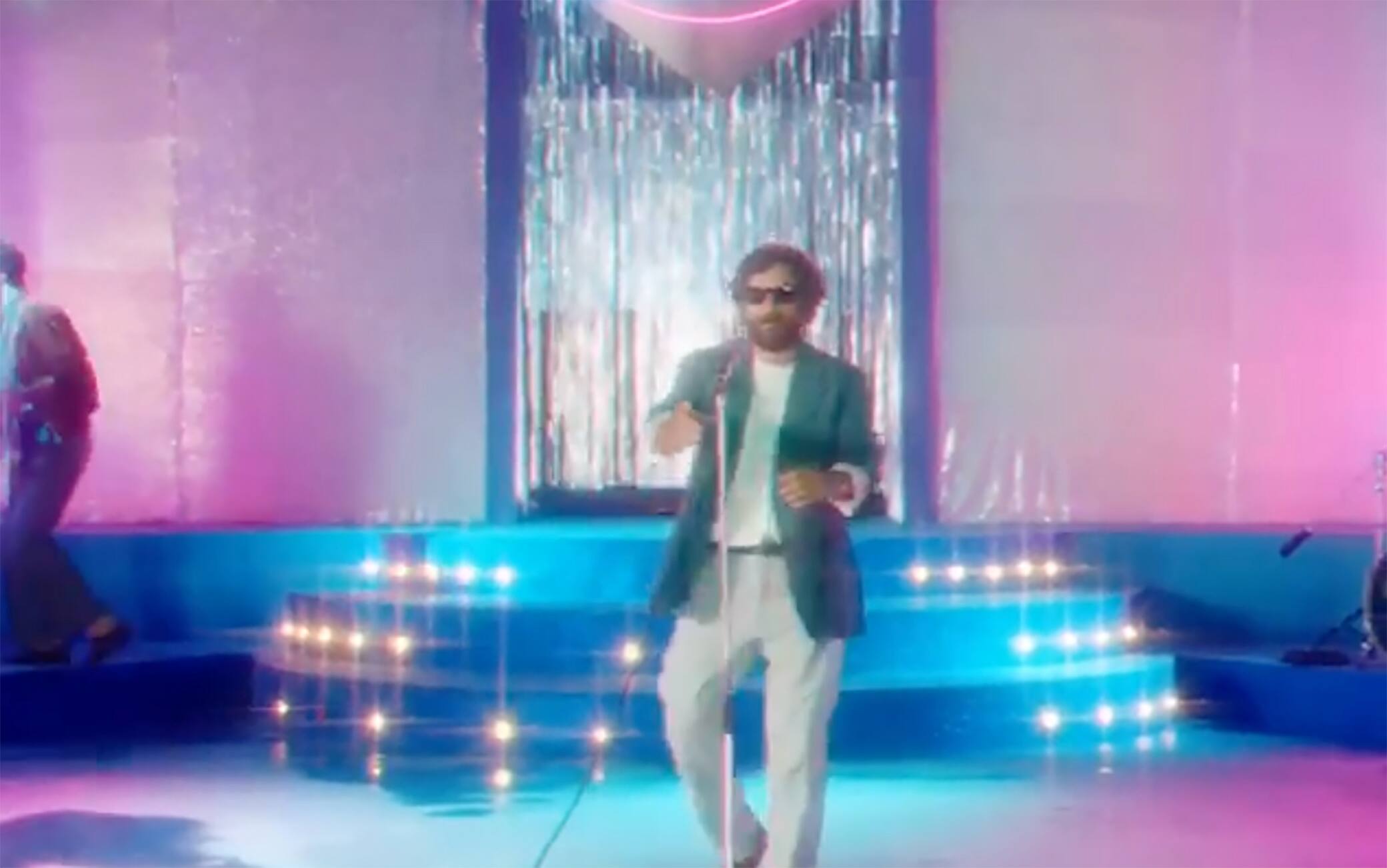 Un momento del teaser del video di "Ricordami" Tommaso Paradiso Ricordami