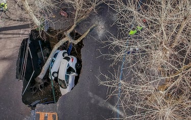 Una veduta dall'alto della voragine che nel quartiere Vomero a Napoli ha inghiottito due auto. 21  Febbraio 2024.
ANSA CIRO FUSCO