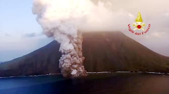 STROMBOLI - Allerta rossa per il vulcano. Eruzione e nube di cenere alta 2 chilometri.