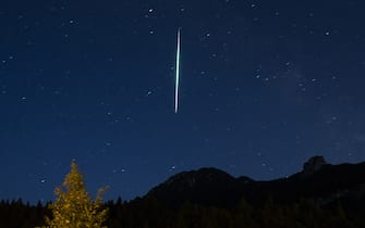 Grossa e luminosa Perseide - stella cadente - di colore verde caduta alle ore 21.42 e fotografata da diverse stazioni astronomiche del nord, qui fotografata dalla diga del Vajont. Particolare della foto precedente.