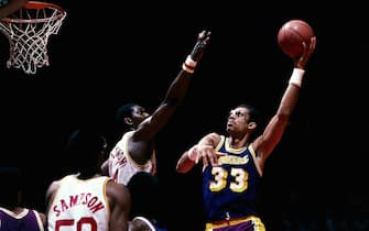 HOUSTON - 1986:  Kareem Abdul Jabbar  #33 of the Los Angeles Lakers goes up for a sky hook against the Hakeem Olajuwon #34 of the Houston Rockets during an NBA game at the Summit circa1986 in Houston, Texas.    NOTE TO USER: User expressly acknowledges and agrees that, by downloading and/or using this Photograph, user is consenting to the terms and conditions of the Getty Images License Agreement.  Mandatory Copyright Notice: Copyright 1986 NBAE (Photo by Bill Baptist/NBAE via Getty Images)