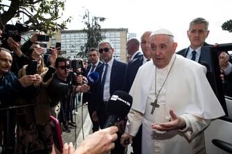 Il Papa all'uscita dal Gemelli