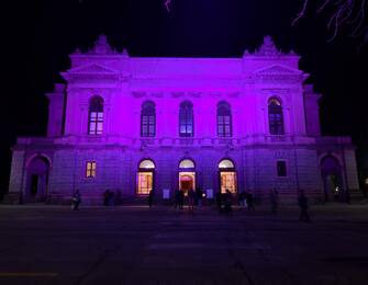 Bergamo manifestazione UNITA Teatro Donizetti Bg