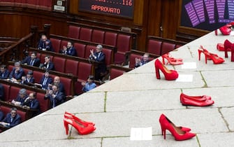A sinistra, senatori che applaudono in Aula e sulla destra scarpe rosse con tacchi simbolo della violenza sulle donne