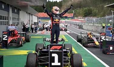 epa10722556 Dutch Formula One driver Max Verstappen of Red Bull Racing celebrates in the Parc ferme after winning after winning the Formula 1 Austrian Grand Prix at the Red Bull Ring race track in Spielberg, Austria, 02 July 2023.  EPA/CHRISTIAN BRUNA