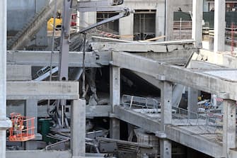 I mezzi di soccorso nel cantiere dove si è verificato un crollo a Firenze, in via Mariti, alla periferia della città, 16 febbraio 2024. Avrebbe ceduto un muro di contenimento durante la costruzione di un supermercato.
ANSA/CLAUDIO GIOVANNINI