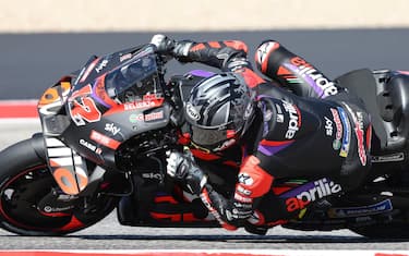 epa11275216 Spanish rider Maverick Vinales of the Aprilia Racing Team in action during the first free practice session of the MotoGP category for the Motorcycling Grand Prix of The Americas at the Circuit of The Americas in Austin, Texas, USA, 12 April 2024.  EPA/ADAM DAVIS