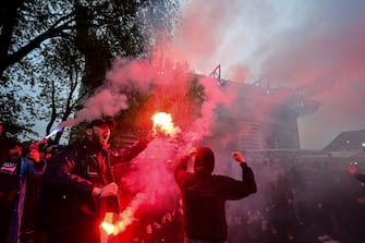 Inter Milan's fans chant slogans and light flares outside San Siro Stadium prior to the Italian Serie A football match AC Milan vs Inter Milan in Milan, Italy on April 22, 2024 (Photo by Piero CRUCIATTI / AFP) (Photo by PIERO CRUCIATTI/AFP via Getty Images)