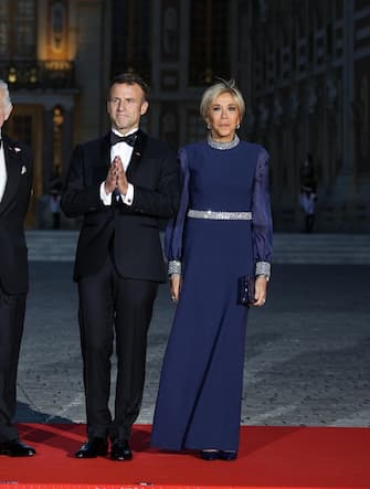 epa10872556 (L-R) Britain's Queen Camilla and King Charles III, French President Emmanuel Macron and his wife Brigitte Macron pose at the Palace of Versailles before a state banquet hosted by the French president and his wife in honor of the British king and queen, in Versailles, France, 20 September 2023, on the first day of a state visit to the country. The British royal couple's three-day state visit was initially planned for March 2023 and postponed due to widespread demonstrations in France against the government's pension reforms.  EPA/CHRISTOPHE PETIT TESSON