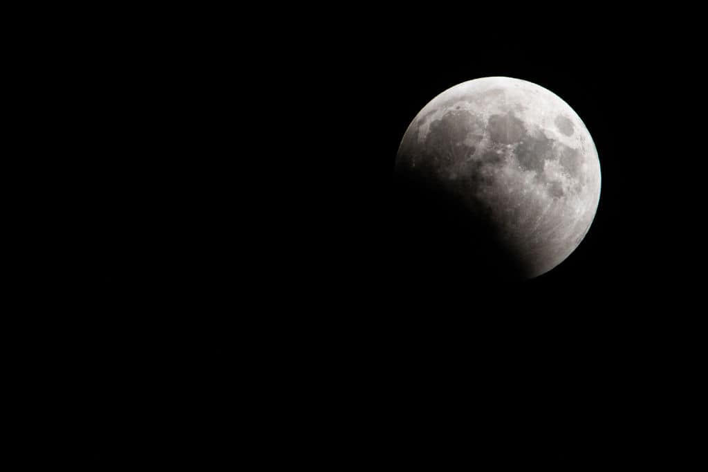L'eclissi di luna MERRITT ISLAND, FLORIDA - MARCH 14: The full Worm Moon enters the umbra ahead of its total eclipse on March 14, 2025 in Merritt Island, Florida. A total lunar eclipse transpires when the sun, Earth and moon orient in a straight line with Earth in the middle. The Earth's shadow engulfs the surface of the moon, causing it to radiate scarlet hues of light from the sun. (Photo by Brandon Bell/Getty Images)