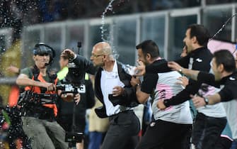 Palermo's headcoach Davide Ballardini celebrates victory and the permanence in Serie A at the end of the Italian Serie A match US Palermo vs Hellas Verona FC at "Renzo Barbera" Stadium, 15 May 2016. ANSA / MIKE PALAZZOTTO