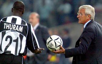 L'allenatore della Juventus, Marcello Lippi, consegna la palla a Liliam Thuram durante il ritorno della semifinale di Champions League contro il Real Madrid a Torino il 14 maggio 2003.
ANSA/DANIEL DAL ZENNARO