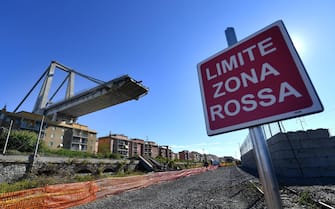 Il moncone di ponte Morandi visto dal limite della Zona Rossa. Genova, 04 ottobre 2018. ANSA/LUCA ZENNARO