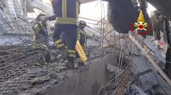 Una immagine fornita dai vigili del fuoco mostra una veduta del cantiere  edile dove è avvenuto il crollo di un solaio di un prefabbricato a Nord-Ovest di Firenze:, 16 FEBBRAIO 2024. ANSA/ VIGILI DEL FUOCO ++HO - NO SALES EDITORIAL USE ONLY++