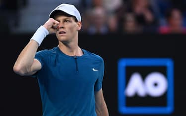 epa10422168 Jannik Sinner of Italy reacts during his 4th round match against Stefanos Tsitsipas of Greece at the 2023 Australian Open tennis tournament in Melbourne, Australia, 22 January 2023.  EPA/JOEL CARRETT  AUSTRALIA AND NEW ZEALAND OUT