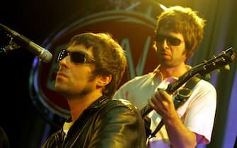 NETHERLANDS - JUNE 01:  Photo of Noel GALLAGHER and Liam GALLAGHER and OASIS; Liam Gallagher & Noel Gallagher performing live onstage  (Photo by Paul Bergen/Redferns)