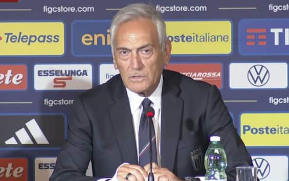 https://static.sky.it/editorialimages/f1e561638e0d16a1c4c64a7db60e7f1f04127322/skysport/it/calcio/nazionale/video/2025/06/19/gravina-gattuso-nazionale-italia-conferenza-video/gravina.jpg?im=Resize,width=565