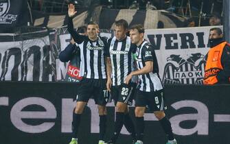 epa11848339 PAOK's Stefan Schwab (C) celebrates with his teammates after scoring the 1-0 goa`l during the UEFA Europa League soccer match between PAOK and Slavia Prague in Thessaloniki, Greece, 23 January 2025.  EPA/ACHILLEAS CHIRAS