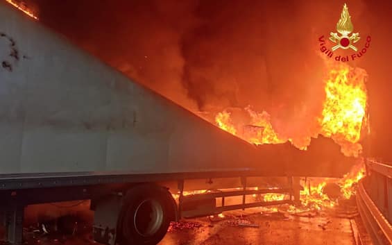 camion in fiamme sulla a1 chiuso raccordo per la direttissima verso bologna