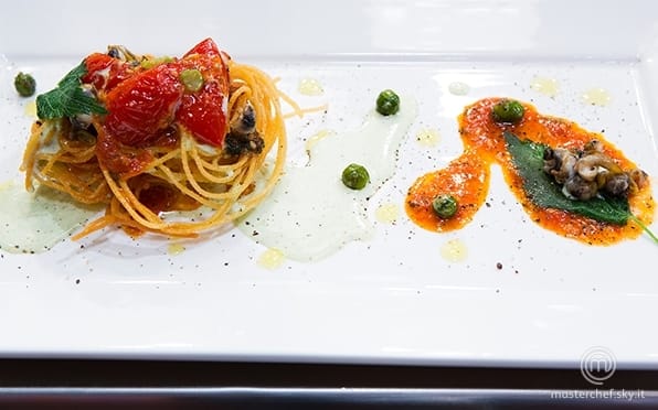 Spaghetti fritti con pomodoro, stracciatella di mare con ortica e lumache di mare