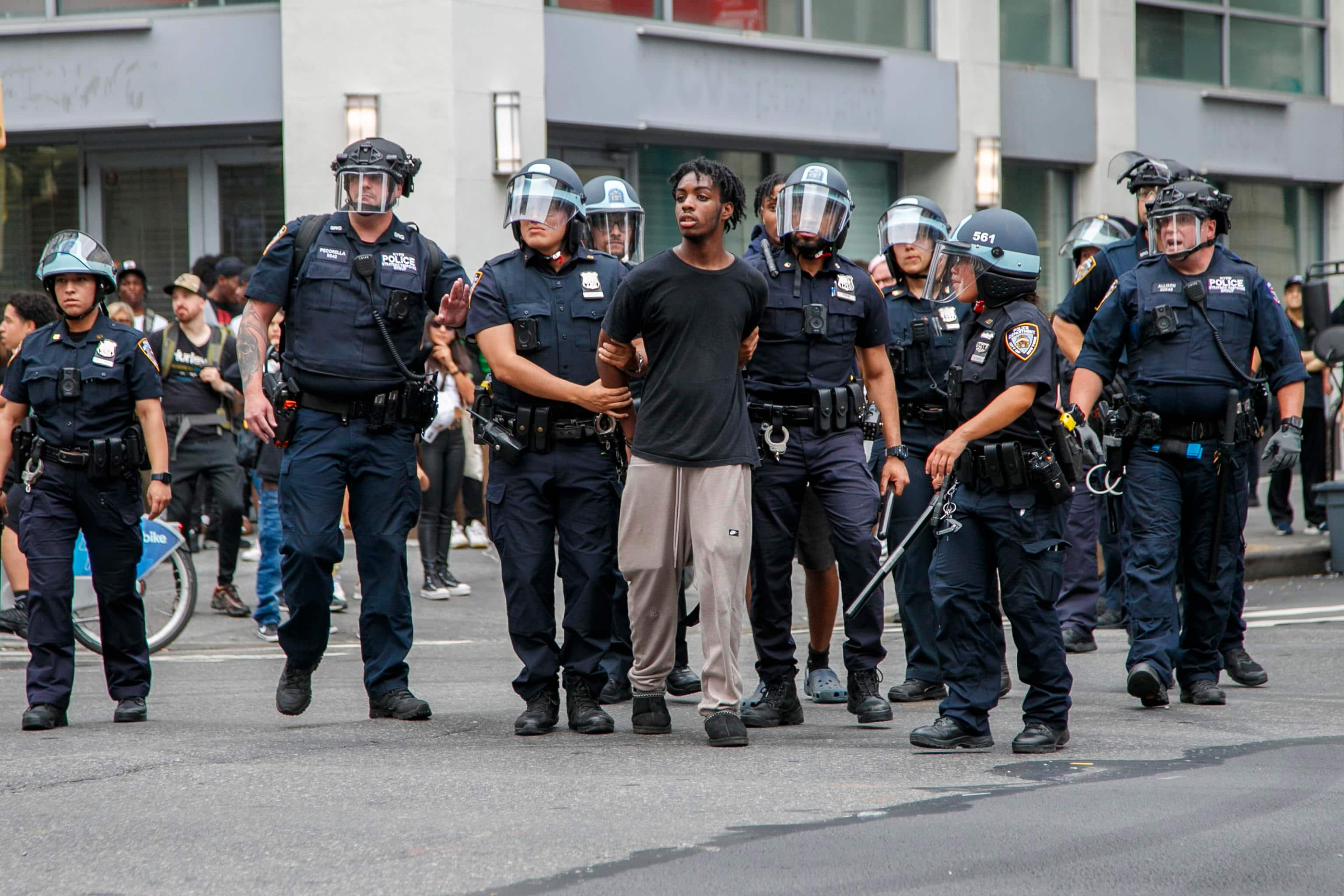 epa10785123 Police make an arrest during unrest after a streamer attempted to hold a giveaway in New York, New York USA, 04 August 2023. Popular Twitch streamer, Kai Cenat, one of the most popular streamers on the video game streaming website, announced he would be giving away PS5s in Union Square Park, which caused thousands of people to show up.  EPA/SARAH YENESEL