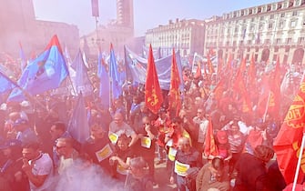 Corteo "Il rilancio di Torino parte da Mirafiori" organizzata da tutte le sigle sindacali, Torino, 12 aprile 2024 ANSA/ALESSANDRO DI MARCO