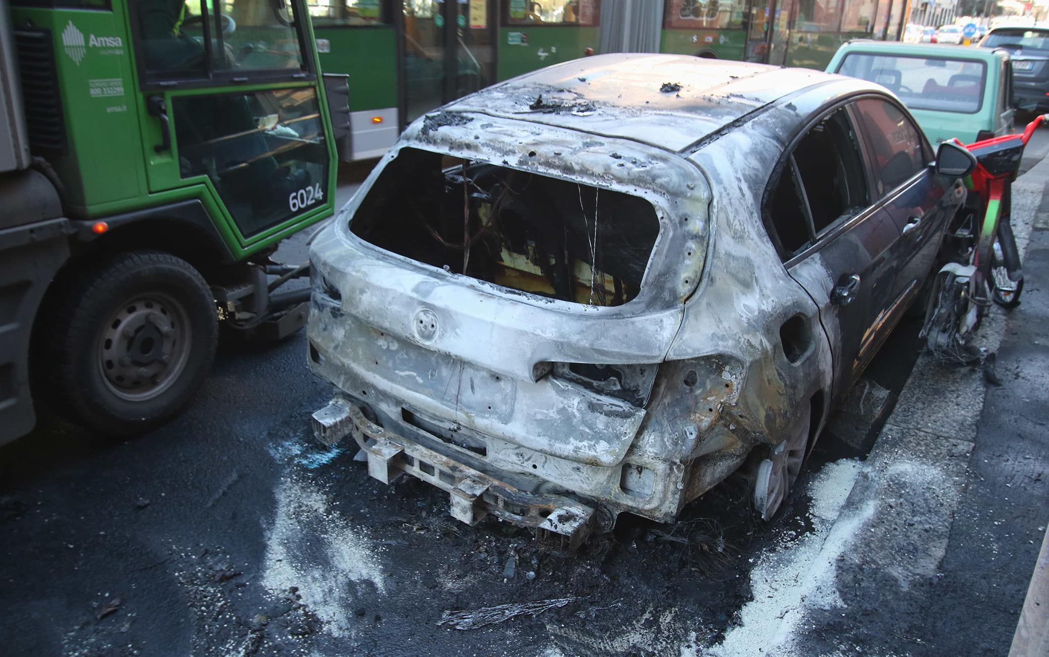 MILANO 22022022 PIROMANE MACCHINA E SPAZZATURA INCENDIATE NELLA NOTTE TRA  VITRUVIO BUENOS AIRES E VIALE PORPORA FOTO ANSA  PAOLO SALMOIRAGO