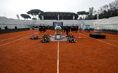 Nicola Pietrangeli's coffin arrives at the funeral chapel at the tennis court named after him at the Foro Italico. Awaiting him are the Davis Cup trophy he won as captain in 1976, blue and white flowers, a giant screen showing his images, and music by Charles Aznavour. Rome, December 3, 2025. ANSA/ANGELO CARCONI