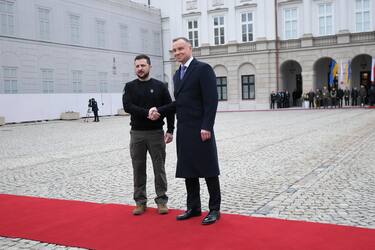 epa10559446 Polish President Andrzej Duda (R) welcomes Ukrainian President Volodymyr Zelensky (L) during the welcoming ceremony in the courtyard of the Presidential Palace in Warsaw, Poland, 05 April 2023. Bilateral relations and cooperations will top the agenda during the presidents' meeting.  EPA/Marcin Obara POLAND OUT