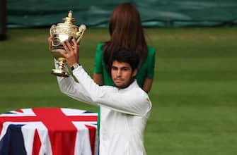 epa10750262 Carlos Alcaraz of Spain poses with the winner's trophy after winning his Men's Singles final match against Novak Djokovic of Serbia at the Wimbledon Championships, Wimbledon, Britain, 16 July 2023.  EPA/ISABEL INFANTES   EDITORIAL USE ONLY