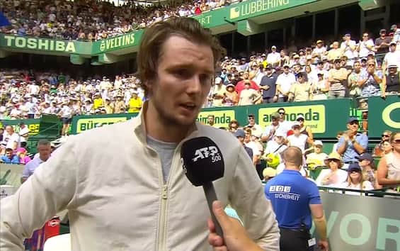 https://static.sky.it/editorialimages/f2763eab61ae930d58a81bf8987af6b484eebf9d/skysport/it/tennis/video/2025/06/22/bublik-atp-halle-intervista-video/bublik_screen_1.jpg?im=Resize,width=565