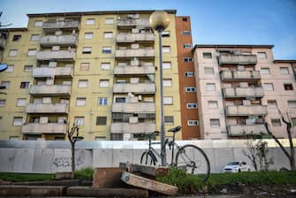 Una veduta esterna delle case popolari ora chiuse e in attesa di restauro di via Bollai, Milano, 5 Gennaio 2023. ANSA/MATTEO CORNER