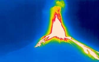 Vulcano Etna Una immagine tratta dalle telecamere del sistema di sorveglianza mostrano, un flusso piroclastico probabilmente prodotto dal collasso di materiale dal fianco settentrionale del Cratere di Sud-Est, 2 giugno 2025.
ANSA/ INGV-UFFICIO STAMPA
+++ ANSA PROVIDES ACCESS TO THIS HANDOUT PHOTO TO BE USED SOLELY TO ILLUSTRATE NEWS REPORTING OR COMMENTARY ON THE FACTS OR EVENTS DEPICTED IN THIS IMAGE; NO ARCHIVING; NO LICENSING +++