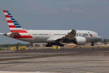 Un aereo della compagnia Usa American Airlines in fase di decollo all'aeroporto di Fiumicino, 10 maggio 2021.
ANSA/ TELENEWS